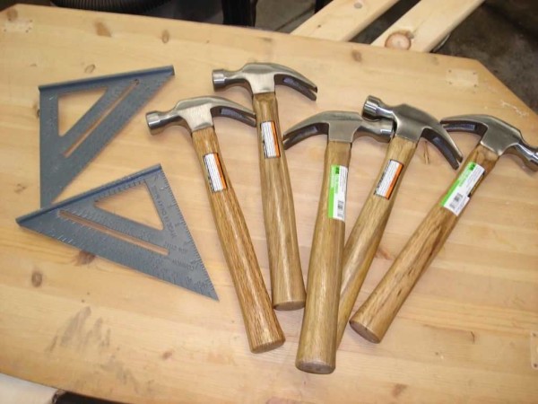 Idee per decorare con grucce in legno fai da te