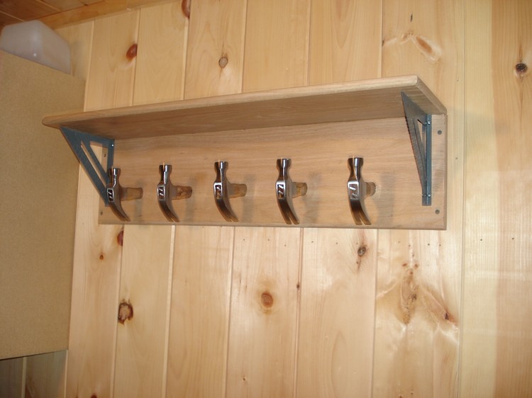 Decorazione fai da te con gruccia in legno