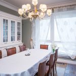 idee per tende bianche nell'arredamento del soggiorno