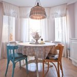 idee di design per tende bianche nel soggiorno