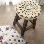 foto di design di coperture in maglia per sedie e sgabelli