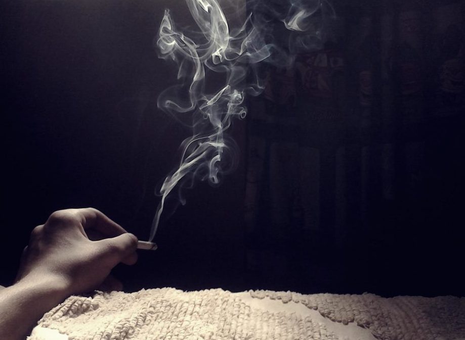 pulizia del tappeto dall'odore di fumo di tabacco