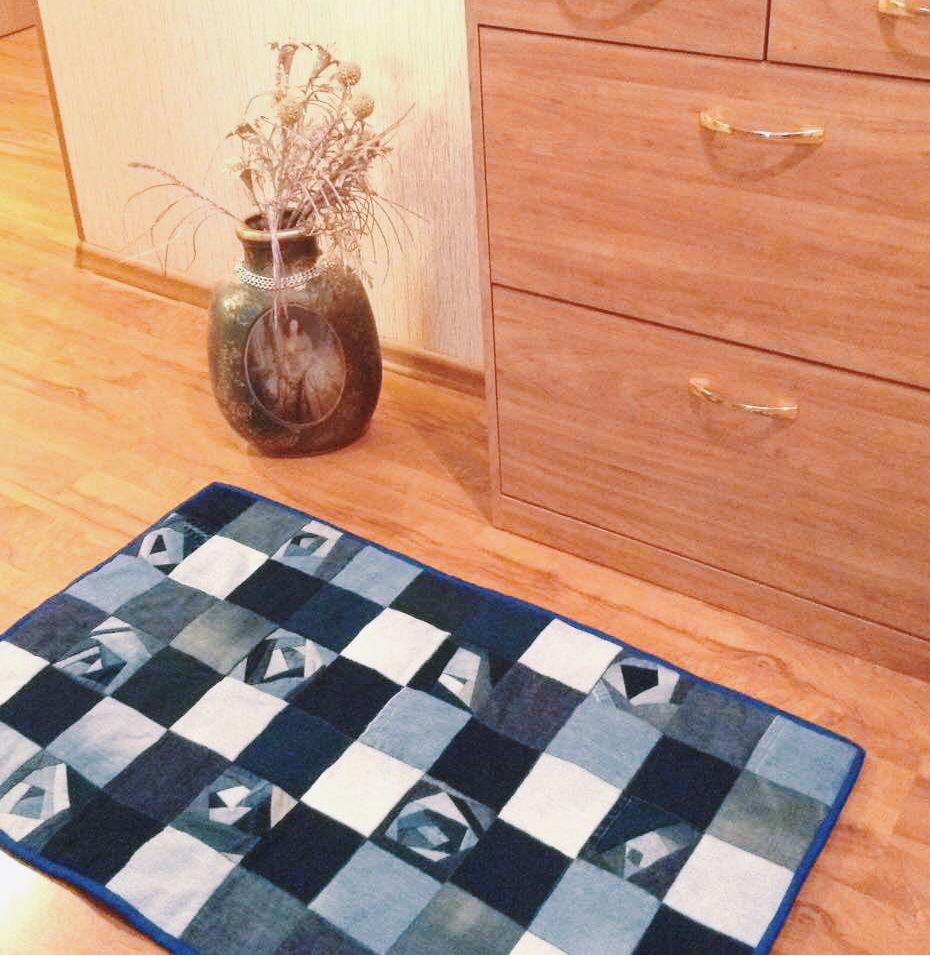 tappeto realizzato con vecchi jeans patchwork