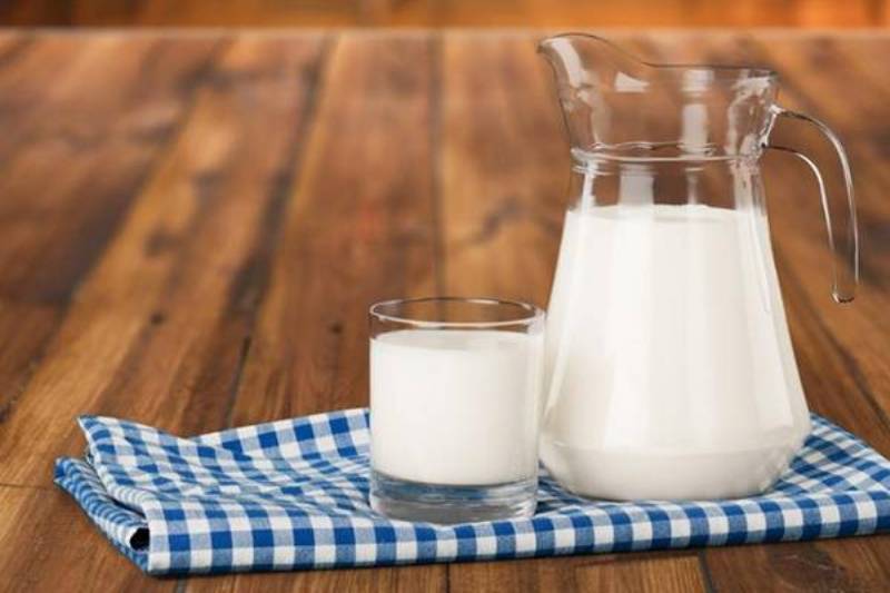 inamidare un tovagliolo con il latte