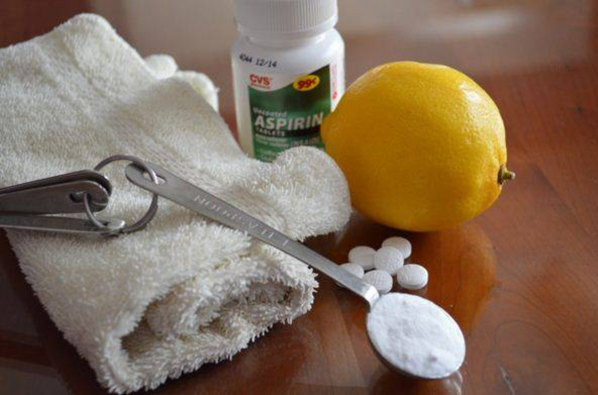 come sbiancare efficacemente gli strofinacci da cucina con il limone
