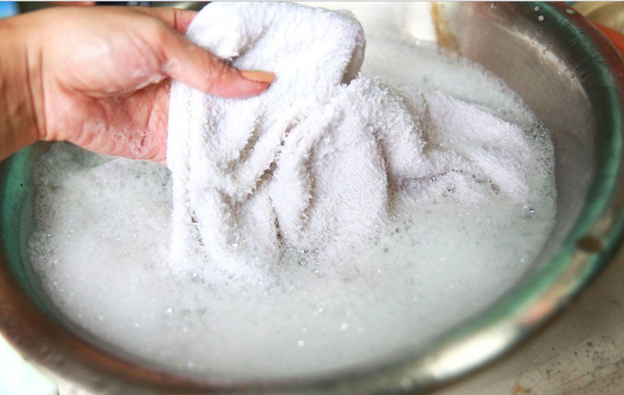 come sbiancare gli strofinacci da cucina