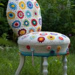 idee per decorare sedie e sgabelli con coprisedie lavorati a maglia