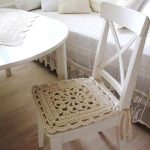 idee per decorare sedie e sgabelli lavorati a maglia