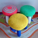 idee di design d'interni per coprisedie e sgabelli lavorati a maglia