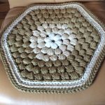 foto di design di coperture in maglia per sedie e sgabelli