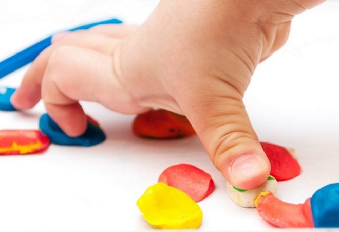 come rimuovere la plastilina dal tappeto