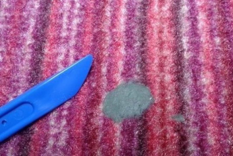 plastilina sul tappeto