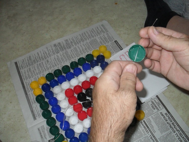 idee per tappeti con tappi di bottiglia