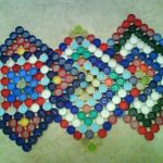 Tappeto fai da te realizzato con tappi di bottiglia