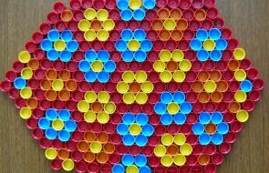 tappeto con decorazioni fotografiche di coperchi