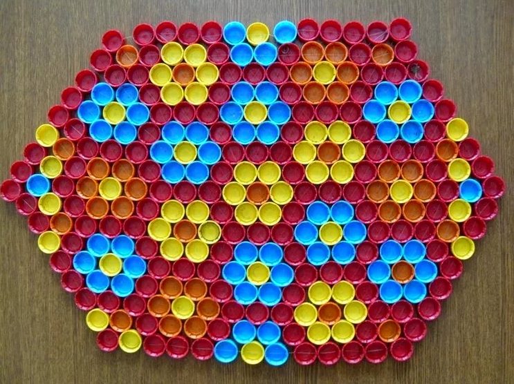 tappeto con decorazioni fotografiche di coperchi