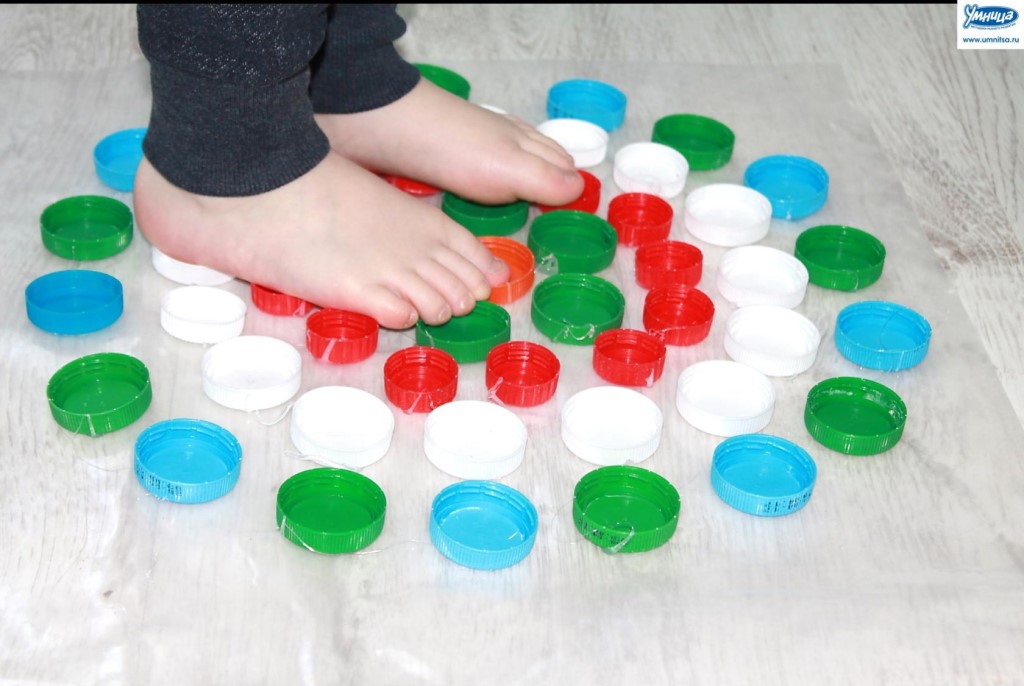 Tappeto fai da te realizzato con tappi di bottiglia