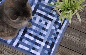 tappeto fatto di vecchi jeans e un gatto