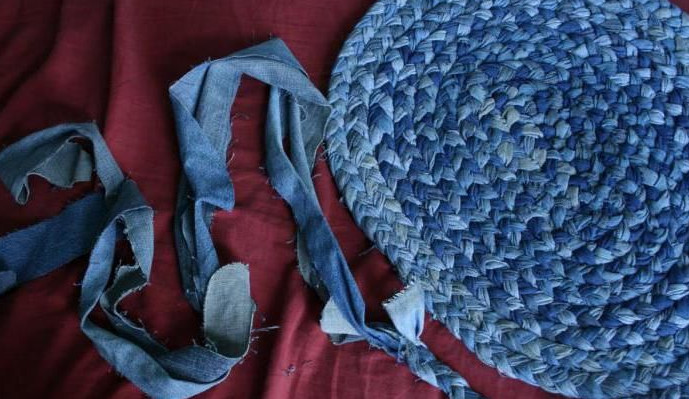 idee per decorare un tappeto con vecchi jeans
