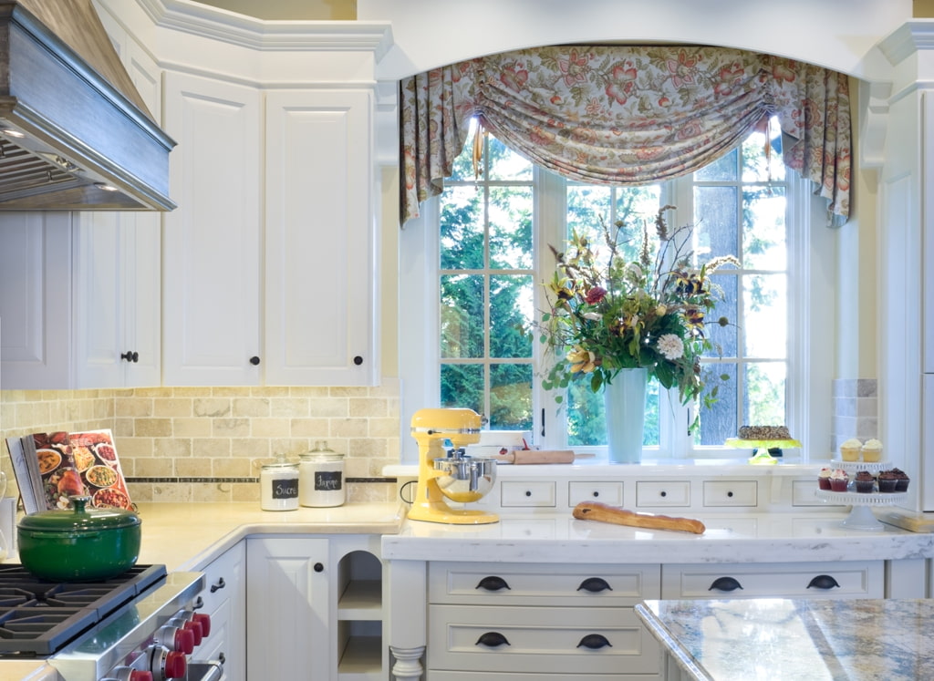 lambrequins per idee di design per la cucina