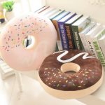idee per decorare cuscini a forma di ciambella