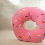 cuscino a forma di ciambella rosa