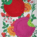 design fotografico di una presina a forma di fragola