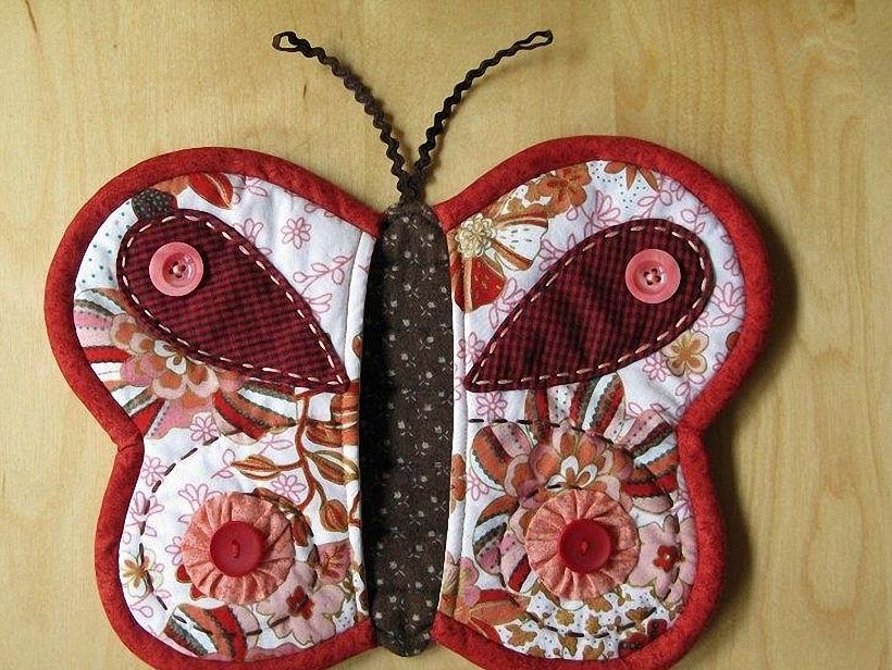 presine da cucina ricavate da ritagli di stoffa a forma di farfalla