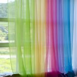 idee per decorazioni con tende arcobaleno