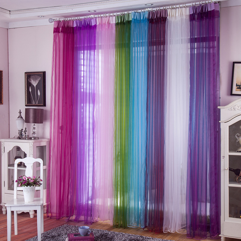 Tende arcobaleno nel soggiorno