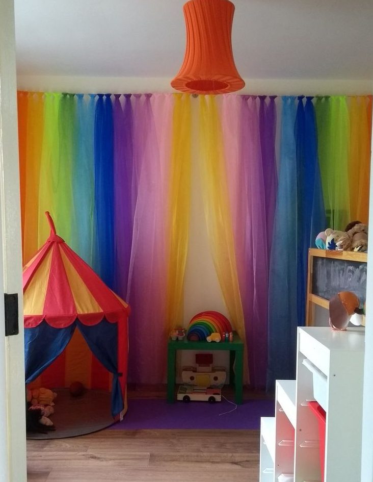 tende arcobaleno all'interno della cameretta dei bambini