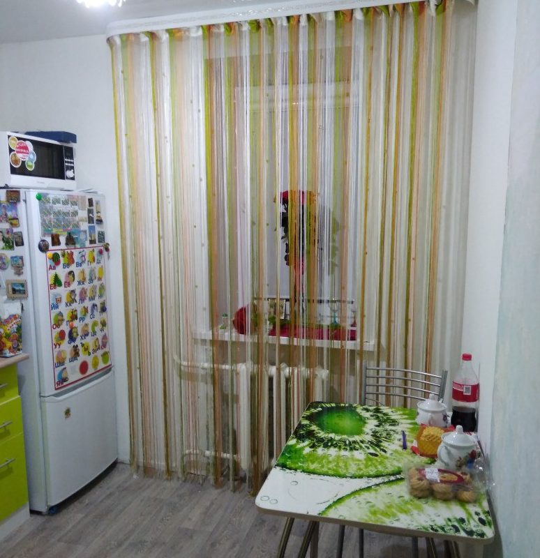 Tende arcobaleno all'interno della cucina