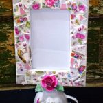 cornice per foto realizzata con materiali di scarto, decorazione fotografica