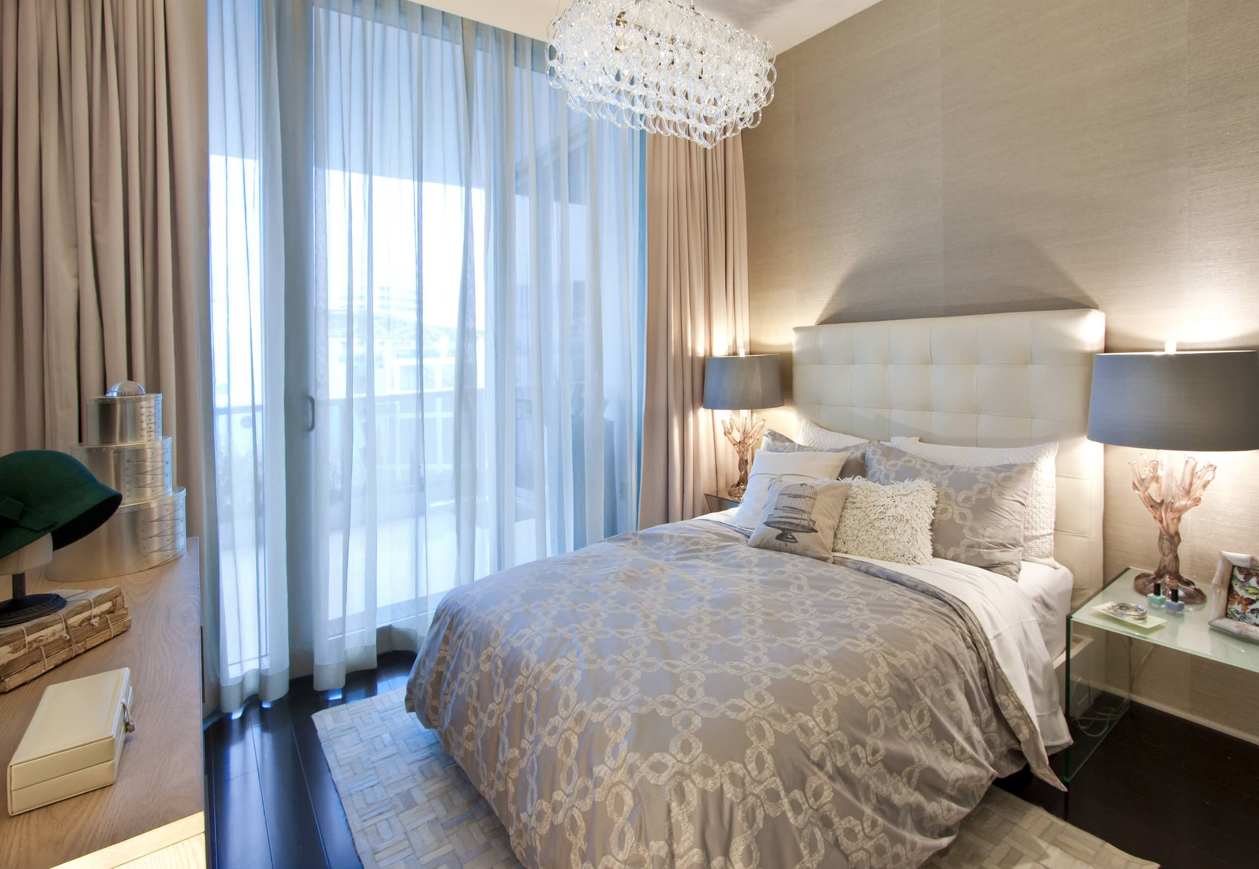 idee per interni con tende beige