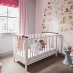 idee di design per tende per la cameretta di una bambina