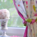idee di design per tende per la cameretta di una bambina