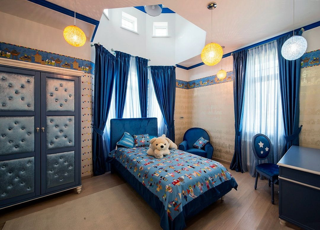 idee per interni con tende blu