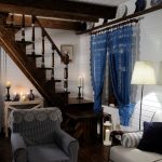 idee per interni con tende blu