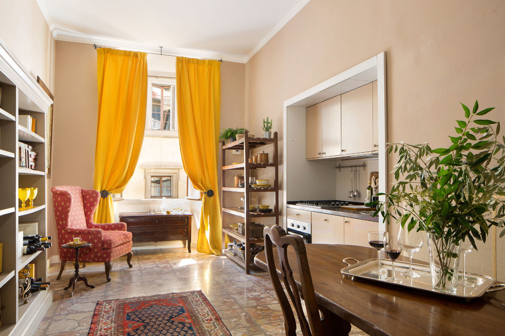foto di decorazioni con tende gialle
