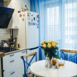idee per interni con tende blu