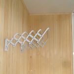 Zložljivi sušilnik perila za balkon