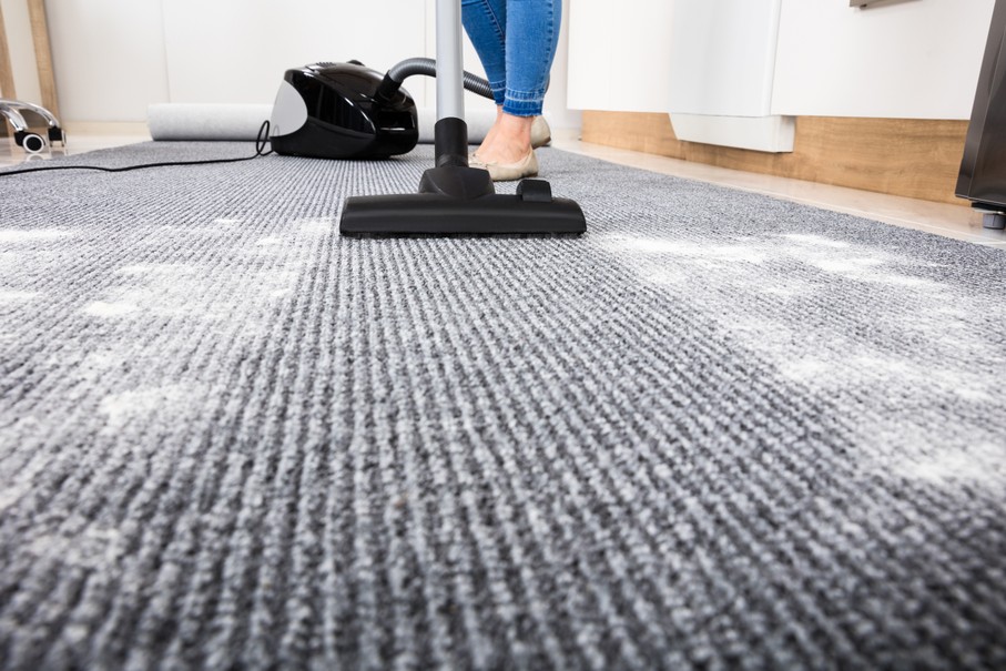 rimuovere l'odore dal tappeto con il bicarbonato di sodio