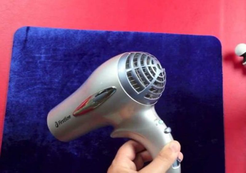 rimuovere la plastilina con un asciugacapelli