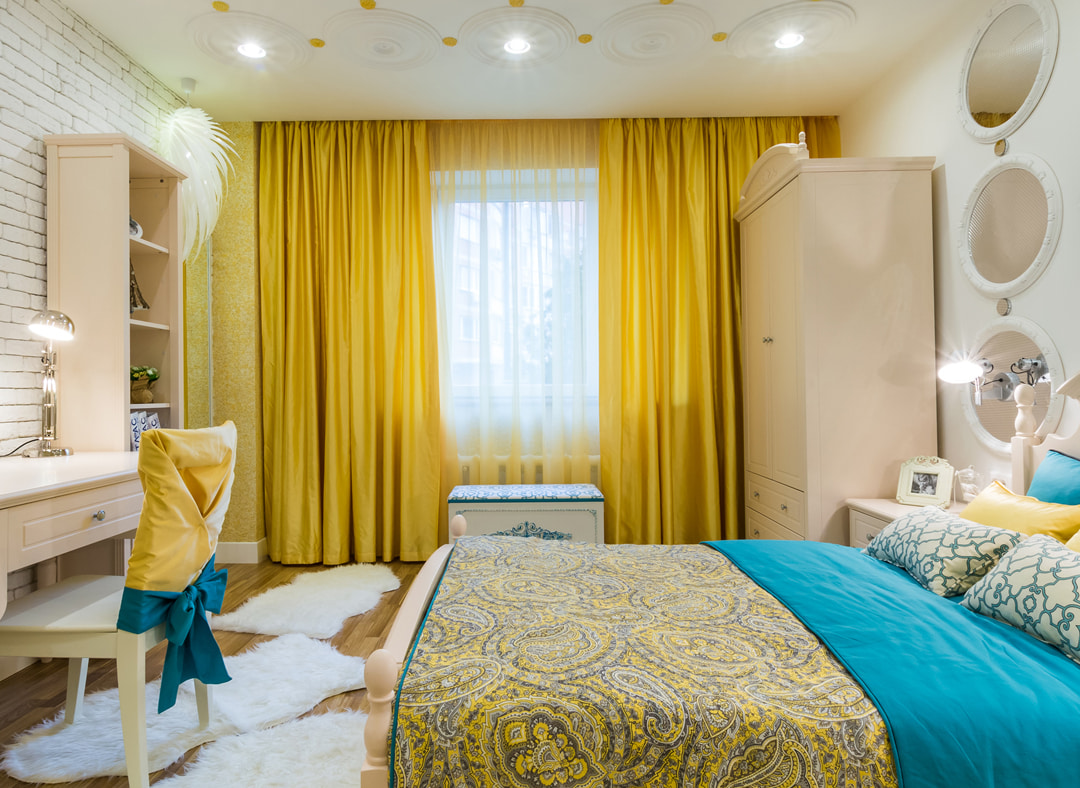 decorazioni fotografiche con tende gialle