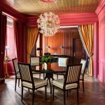 idee per interni con tende dorate