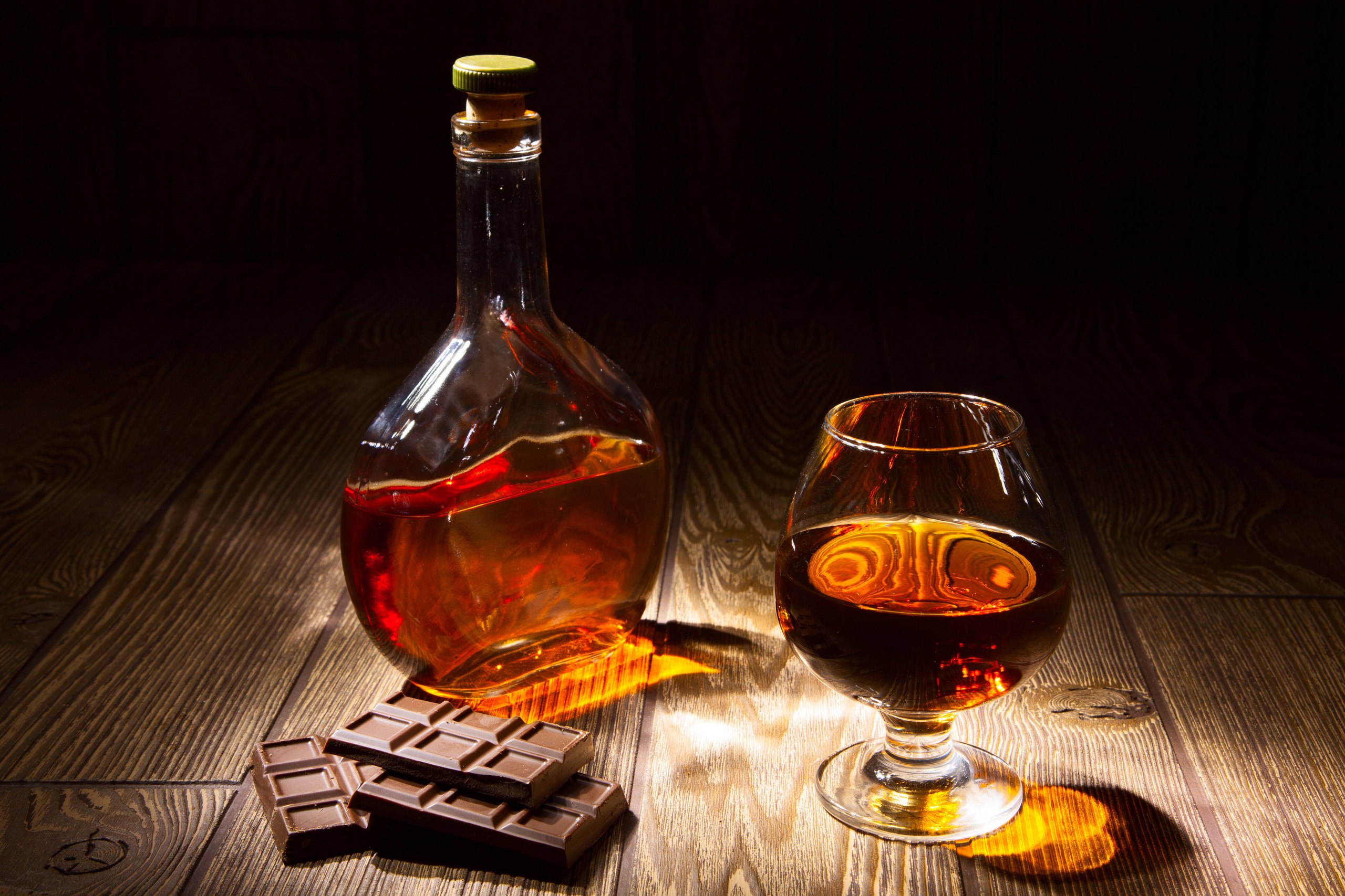 bicchiere di cognac e cioccolato