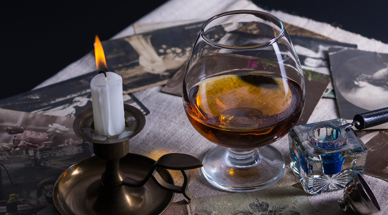 bicchiere di cognac sul tavolo