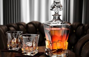 bottiglia di whisky e bicchieri