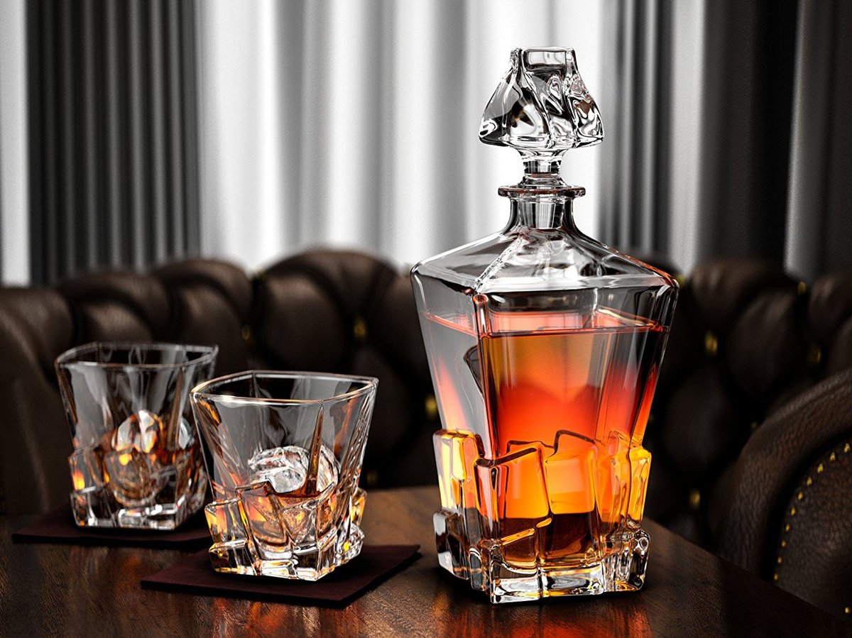 bottiglia di whisky e bicchieri