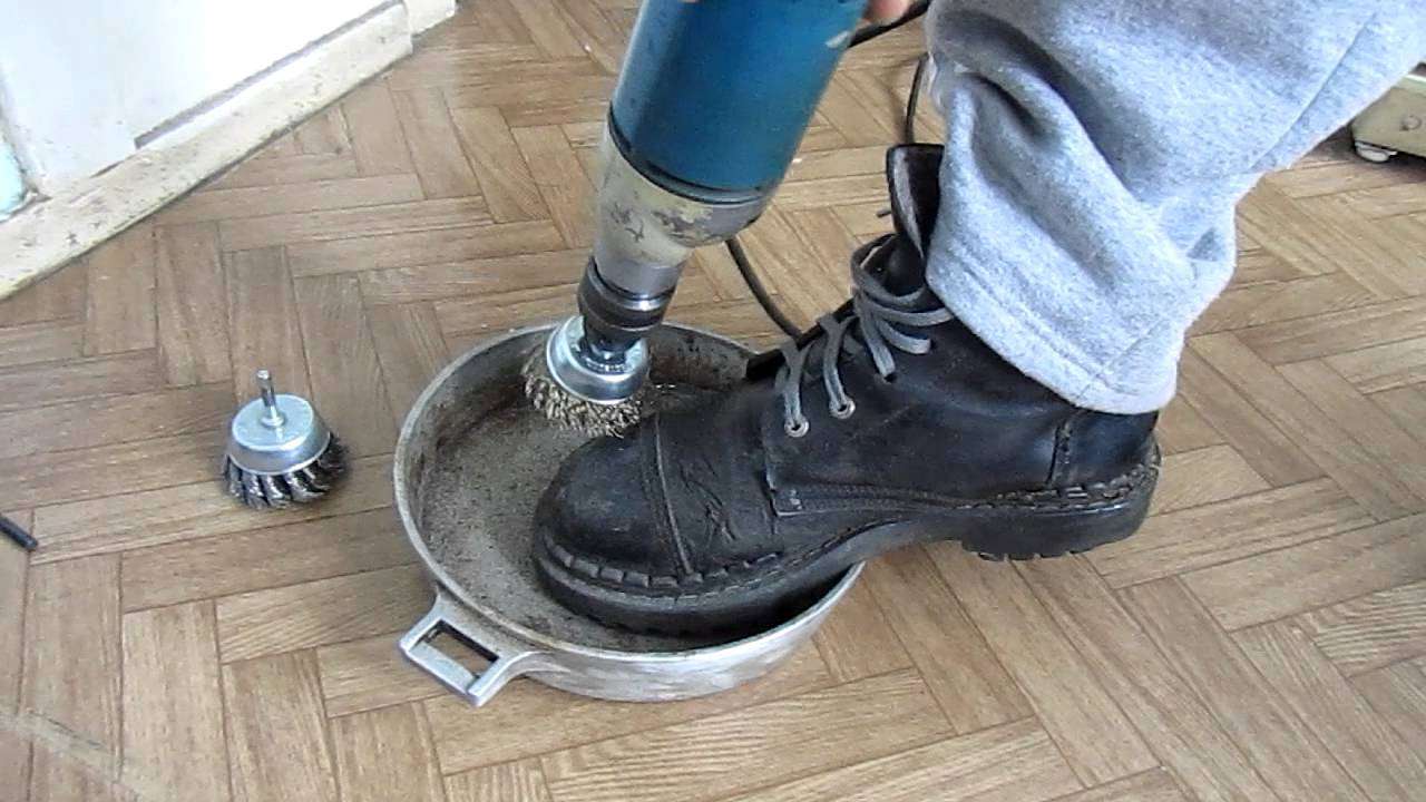 pulire una padella dai depositi di carbonio